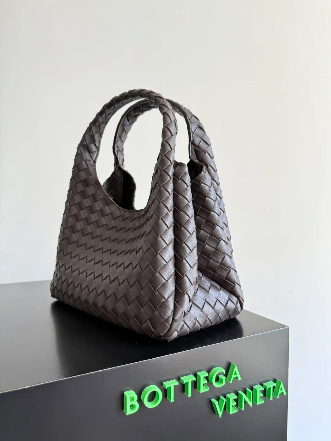 Batch 2160 new products are coming! BOTTEGA VENETA Bottega Veneta's 2025 new Campana shoulder bag is on the market~ First of all, I would like to praise the weight of this bag. As a not too small bag, it is very light for daily use. For people like me who need to carry a lot of belongings when going out, this advantage is great, and it greatly reduces the burden of traveling. 🛍️The shape is a bit like a combination of parachute and jodie. The blunt triangle shape is cute and honest. Carrying it on your back when going shopping is a good mood accelerator. The handles and body of the bag are both classic weaves. A tie is added to the original open design. If it is not tied up, the bag will look like a small vegetable basket when carried. Style number: 844249 Size: 33*20*16.5cm